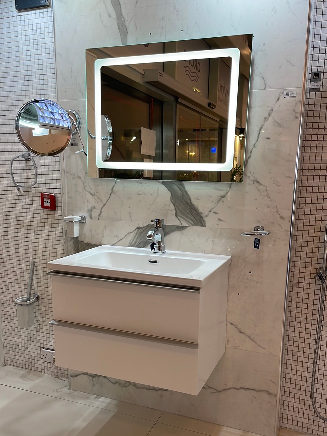 WB06 CERAMIC BASIN WITH CABINET & MIRROR 740X490X480 MM- WONDERFUL HK - 0 SET