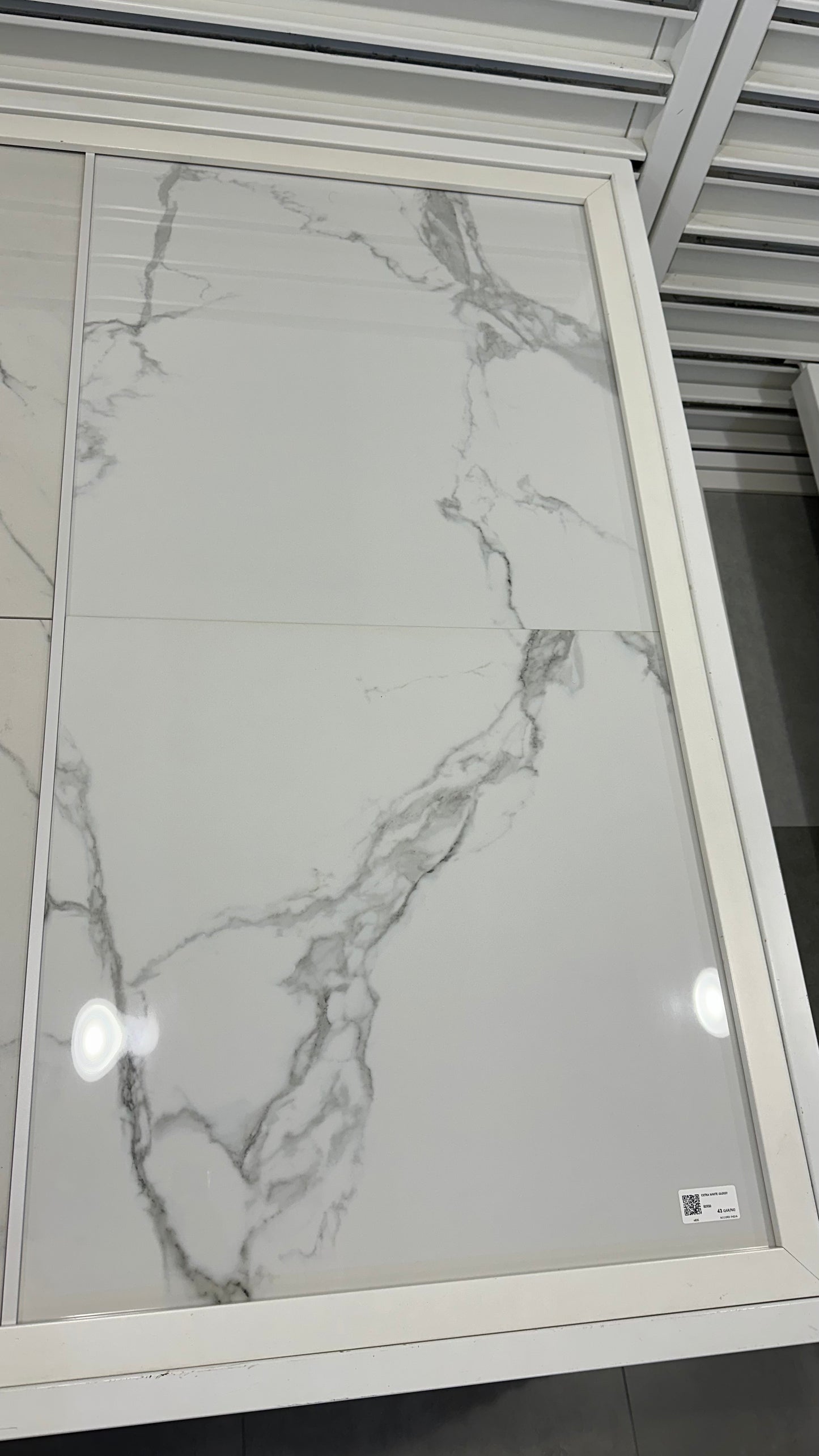 EXTRA WHITE GLOSSY 60X60CM - ACCORD INDIA - 40 M2